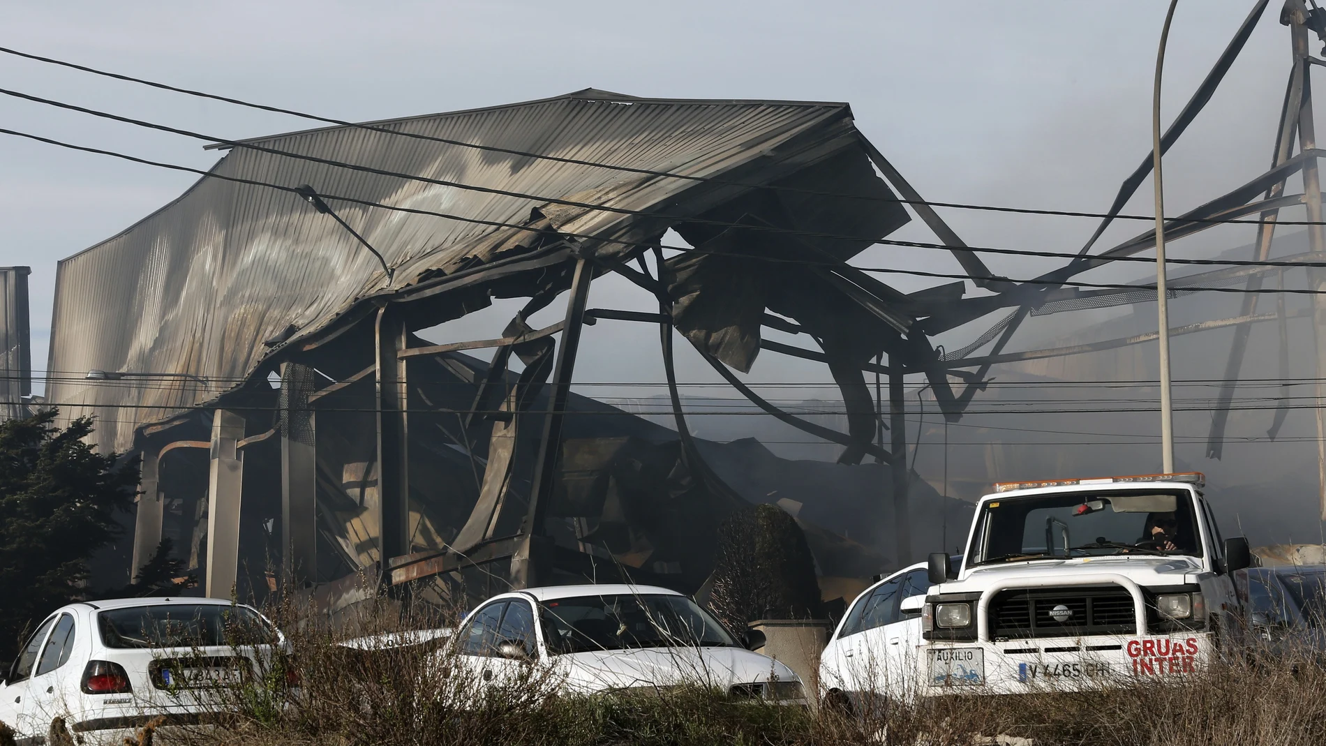 Los bomberos trabajan en la extinción del incendio en una nave de Paterna Los bomberos trabajan en la extinción del incendio en una nave de Paterna