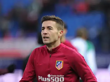 Gabi mira a la grada durante un calentamiento con el Atlético de Madrid Gabi mira a la grada durante un calentamiento con el Atlético de Madrid