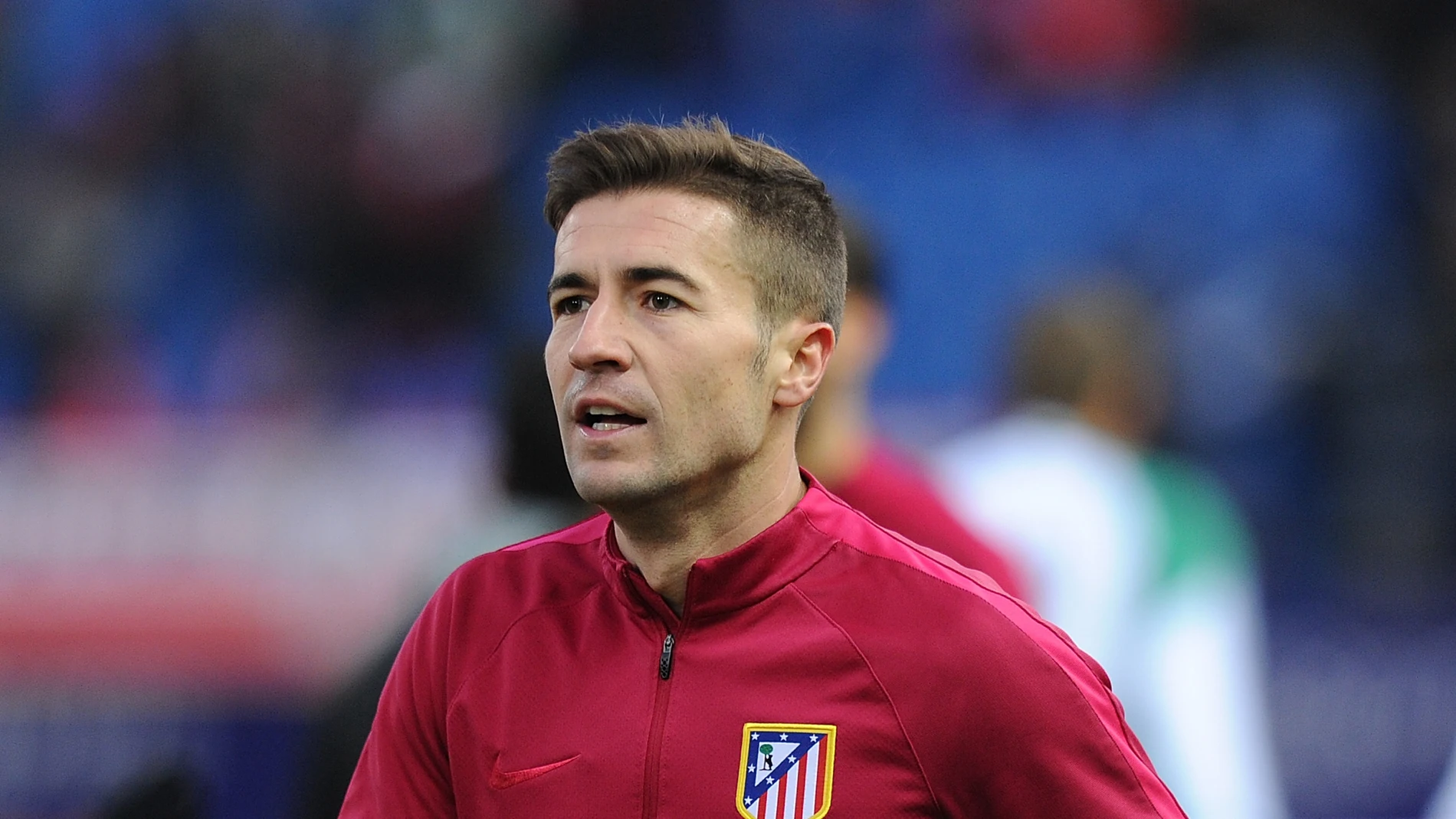 Gabi mira a la grada durante un calentamiento con el Atlético de Madrid