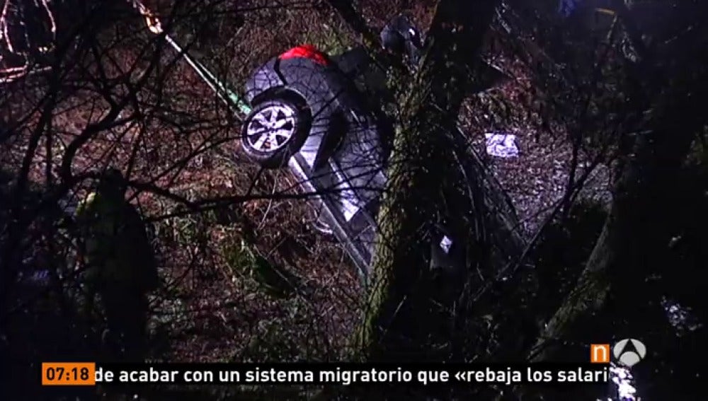 Frame 10.08 de: Mueren dos personas en un accidente de tráfico en el que cayó el coche en el que viajaban al río en Tordoia, en A Coruña