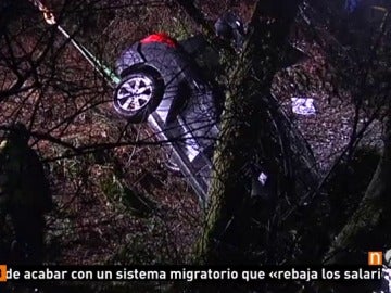 Frame 10.08 de: Mueren dos personas en un accidente de tráfico en el que cayó el coche en el que viajaban al río en Tordoia, en A Coruña