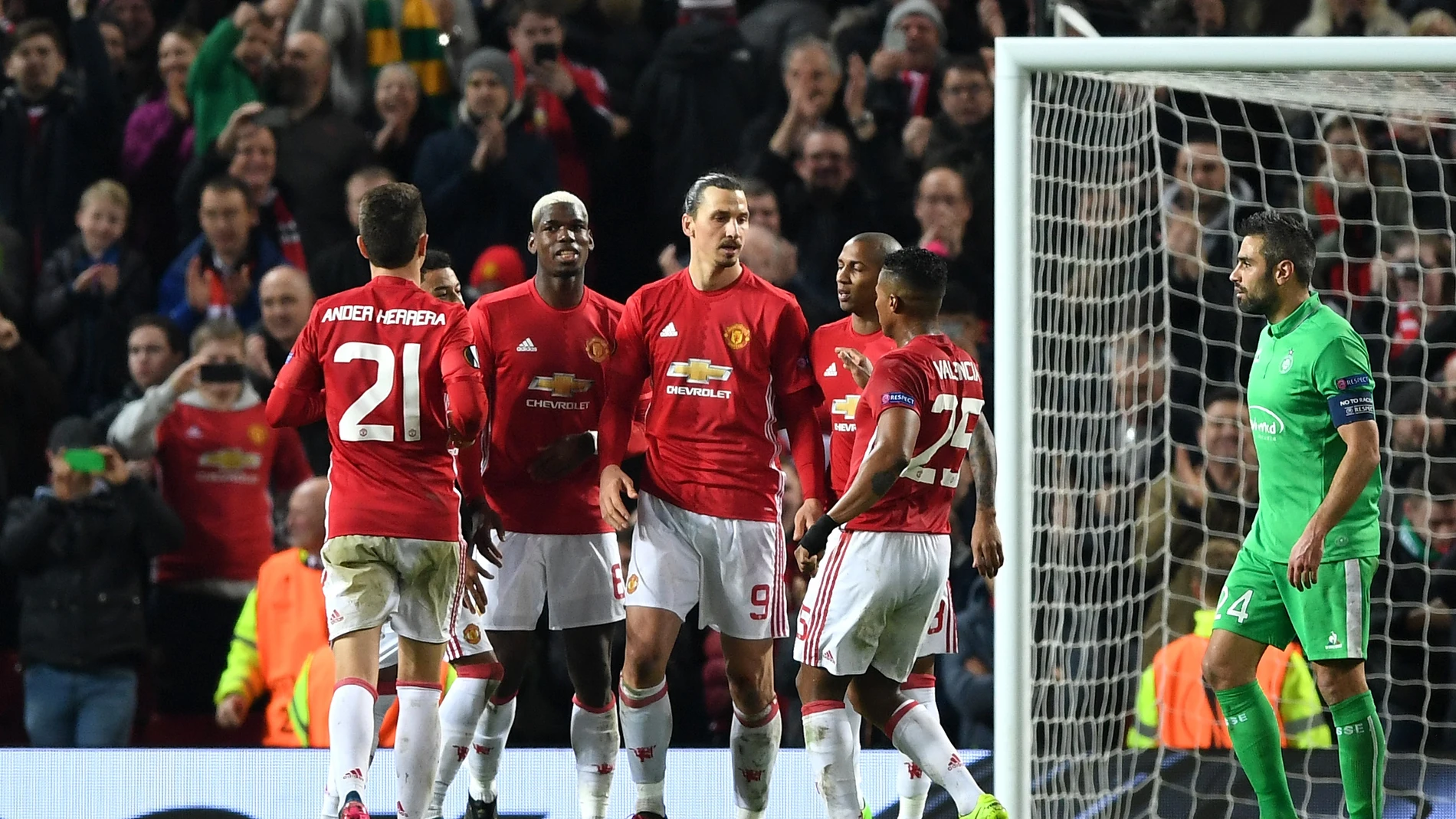 Ibrahimovic celebra un gol para el United Ibrahimovic celebra un gol para el United