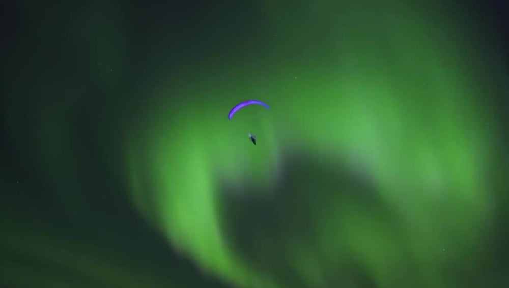 El español Horacio Llorens volando entre una aurora boreal