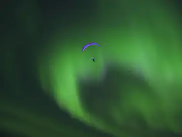 El español Horacio Llorens volando entre una aurora boreal El español Horacio Llorens volando entre una aurora boreal