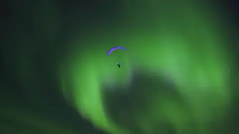 El español Horacio Llorens volando entre una aurora boreal El español Horacio Llorens volando entre una aurora boreal