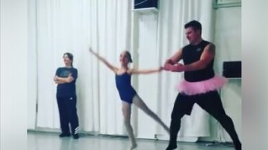Un grupo de padres de Filadelfia sorprende a sus hijas al unirse a sus clases de ballet por un día