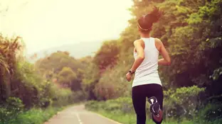 Una mujer haciendo una ruta de running Una mujer haciendo una ruta de running