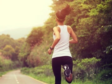 Una mujer haciendo una ruta de running