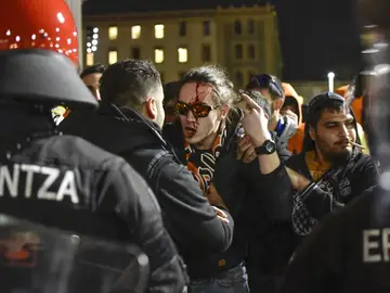 Hinchas del APOEL se enfrentan a agentes de la Ertzaintza Hinchas del APOEL se enfrentan a agentes de la Ertzaintza
