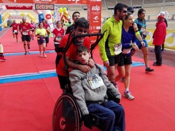 José Manuel Roas y su hijo en una maratón