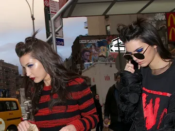 Kendall Jenner y Bella Hadid cogen fuerzas tras el desfile Kendall Jenner y Bella Hadid cogen fuerzas tras el desfile