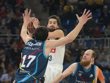 Sergio Llull penetra a canasta anta la defensa andorrana Sergio Llull penetra a canasta anta la defensa andorrana