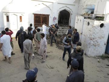 Policías inspeccionan la mezquita donde se produjo un ataque con bomba en la localidad de Shikarpur (Pakistán)