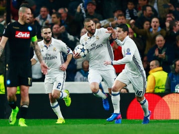 Karim Benzema celebra el 1-1 frente al Nápoles