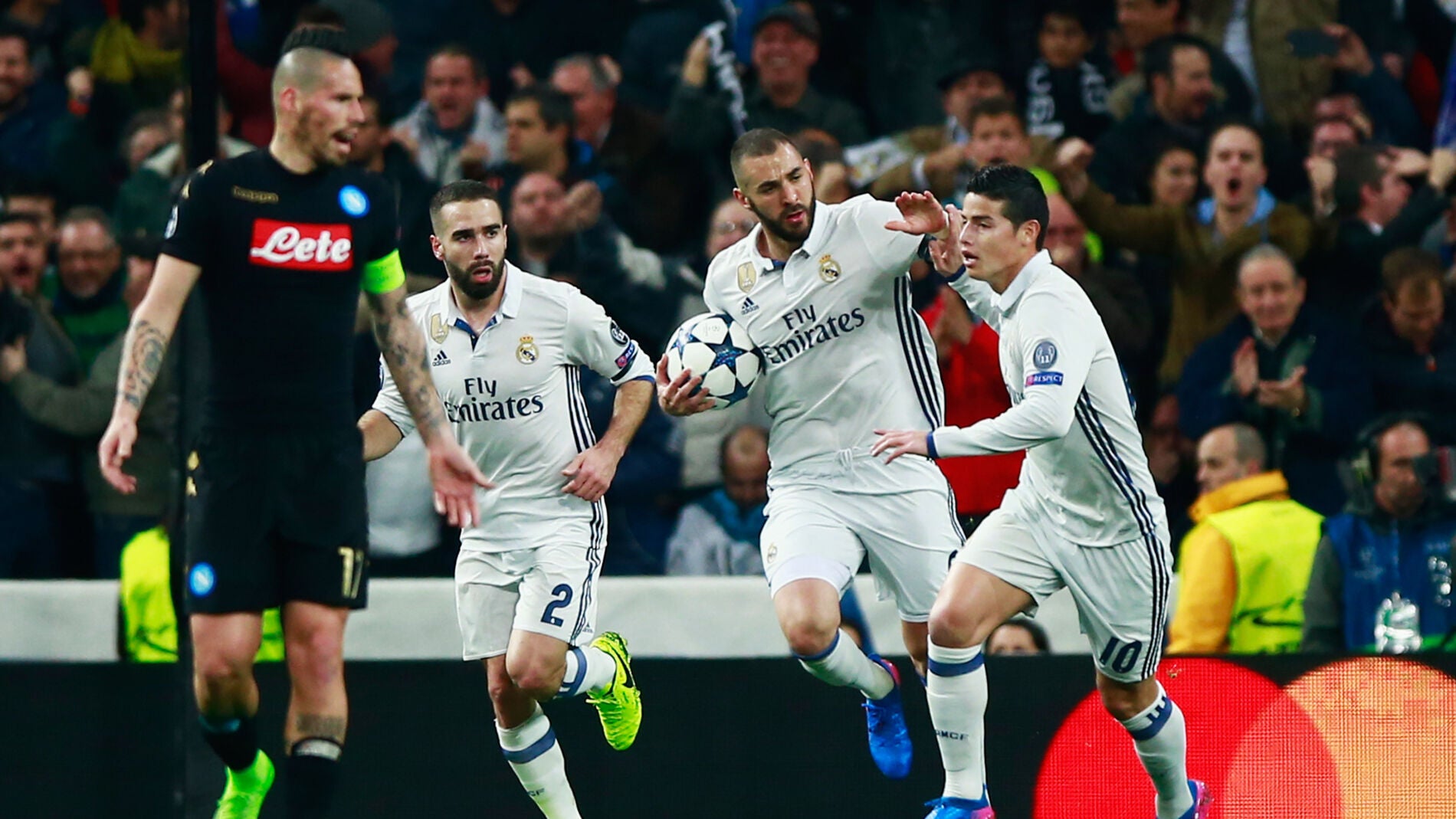 Karim Benzema celebra el 1-1 frente al N&aacute;poles