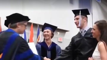 El joven recogiendo su diploma