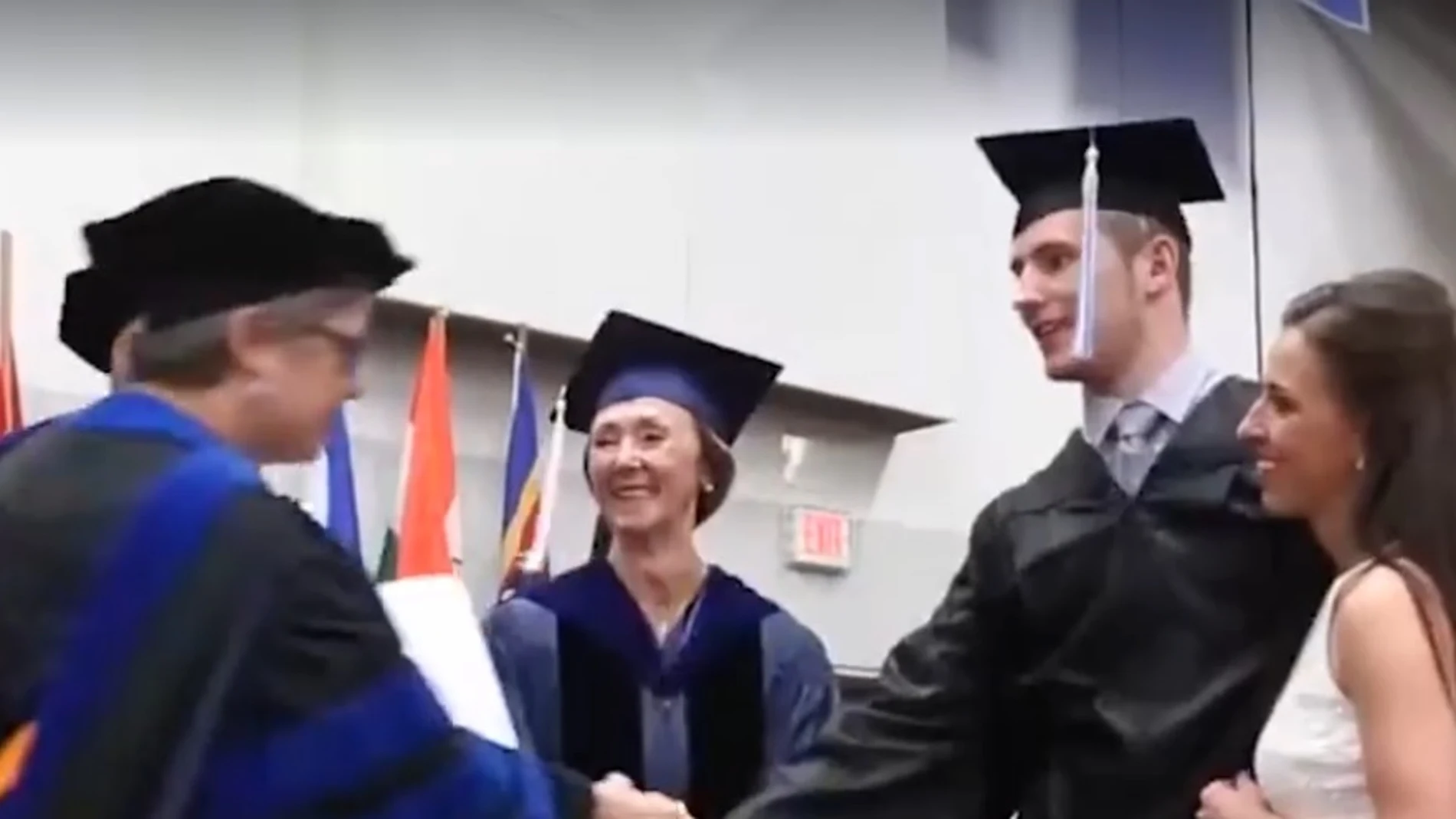 El joven recogiendo su diploma El joven recogiendo su diploma