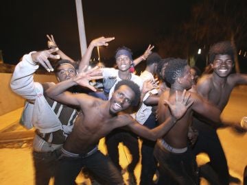 Varios inmigrantes tras saltar la valla de Ceuta