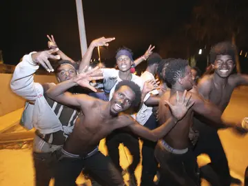 Varios inmigrantes tras saltar la valla de Ceuta Varios inmigrantes tras saltar la valla de Ceuta
