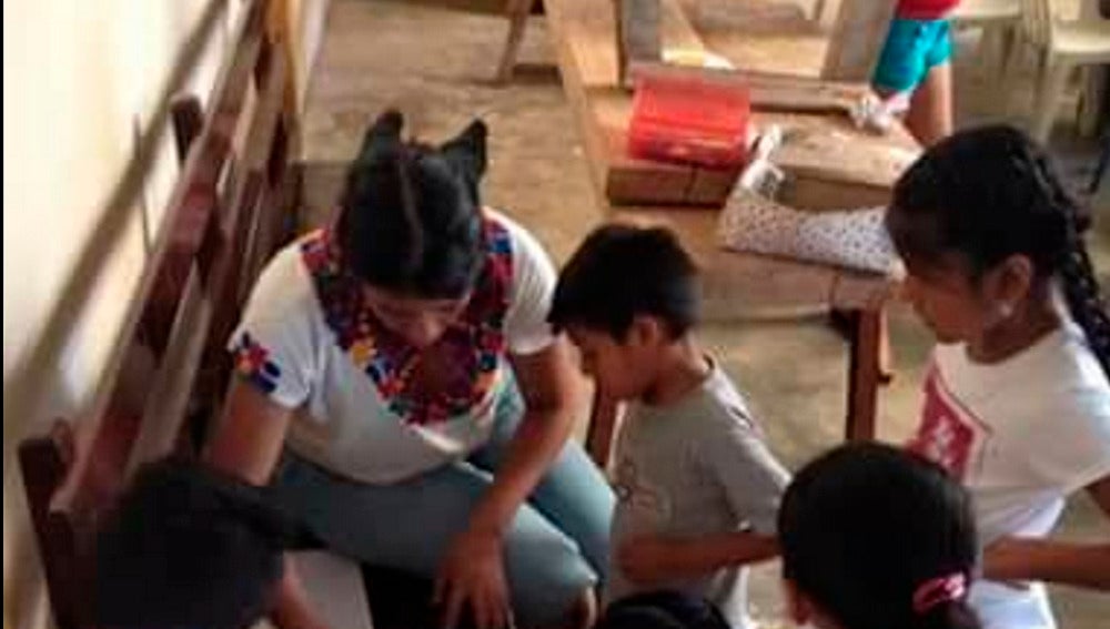 La profesora junto a sus alumnos