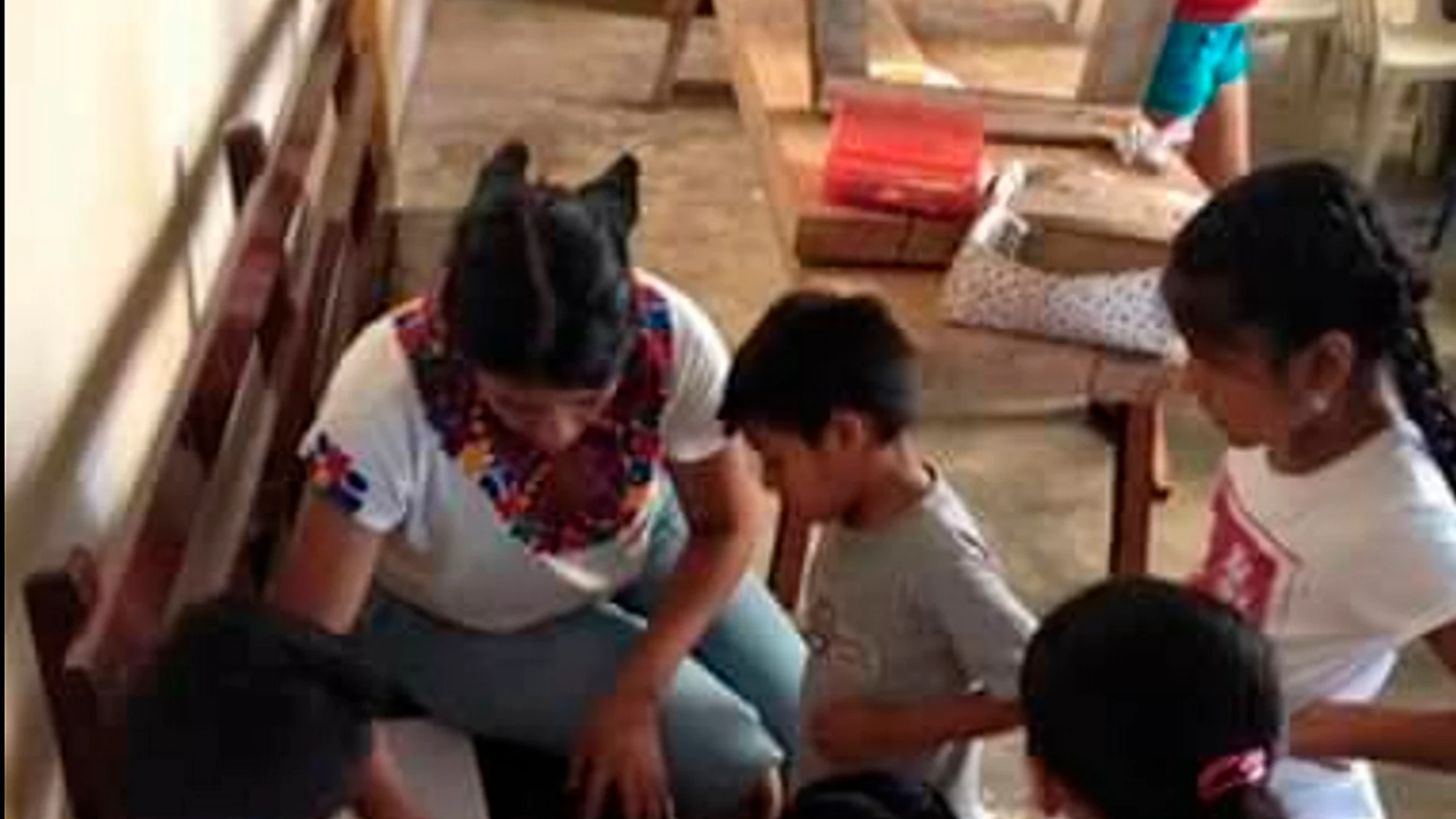 La profesora junto a sus alumnos La profesora junto a sus alumnos