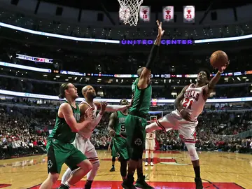 Jimmy Butler intenta anotar una bandeja para los Bulls Jimmy Butler intenta anotar una bandeja para los Bulls