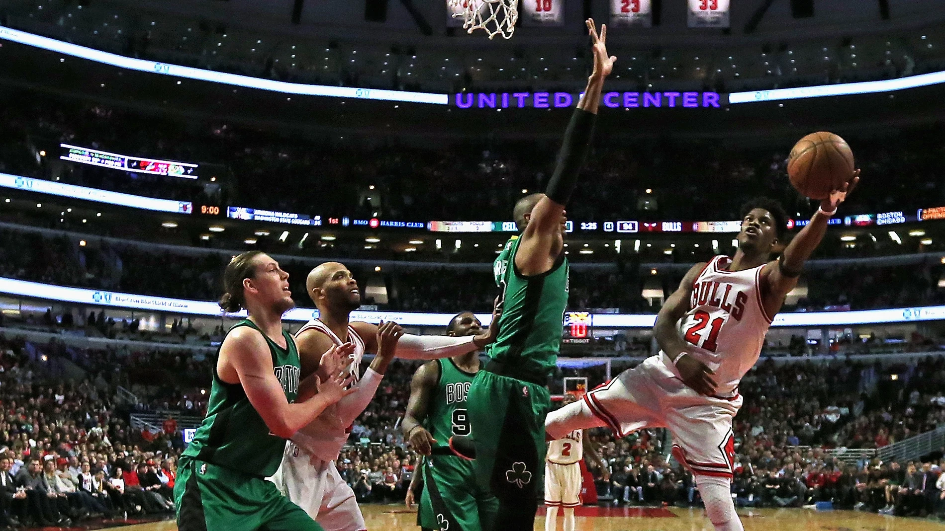 Jimmy Butler intenta anotar una bandeja para los Bulls Jimmy Butler intenta anotar una bandeja para los Bulls