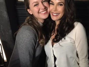 Teri Hatcher con la protagonista de 'Supergirl', Melissa Benoist Teri Hatcher con la protagonista de 'Supergirl', Melissa Benoist