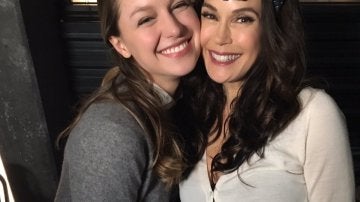 Teri Hatcher con la protagonista de 'Supergirl', Melissa Benoist