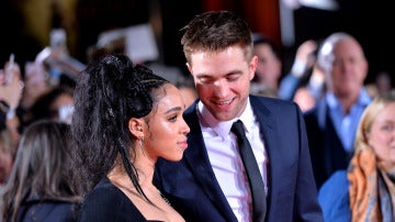 Robert Pattinson y FKA Twigs en la presentación de la última película del actor en Londres