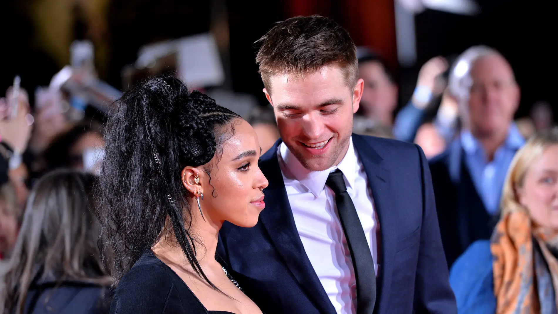 Robert Pattinson y FKA Twigs en la presentación de la última película del actor en Londres