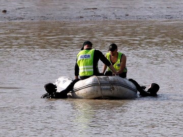 Buzos del equipos de rescate de la Policía buscan el cadáver de Marta del Castillo en el río Guadalquivir