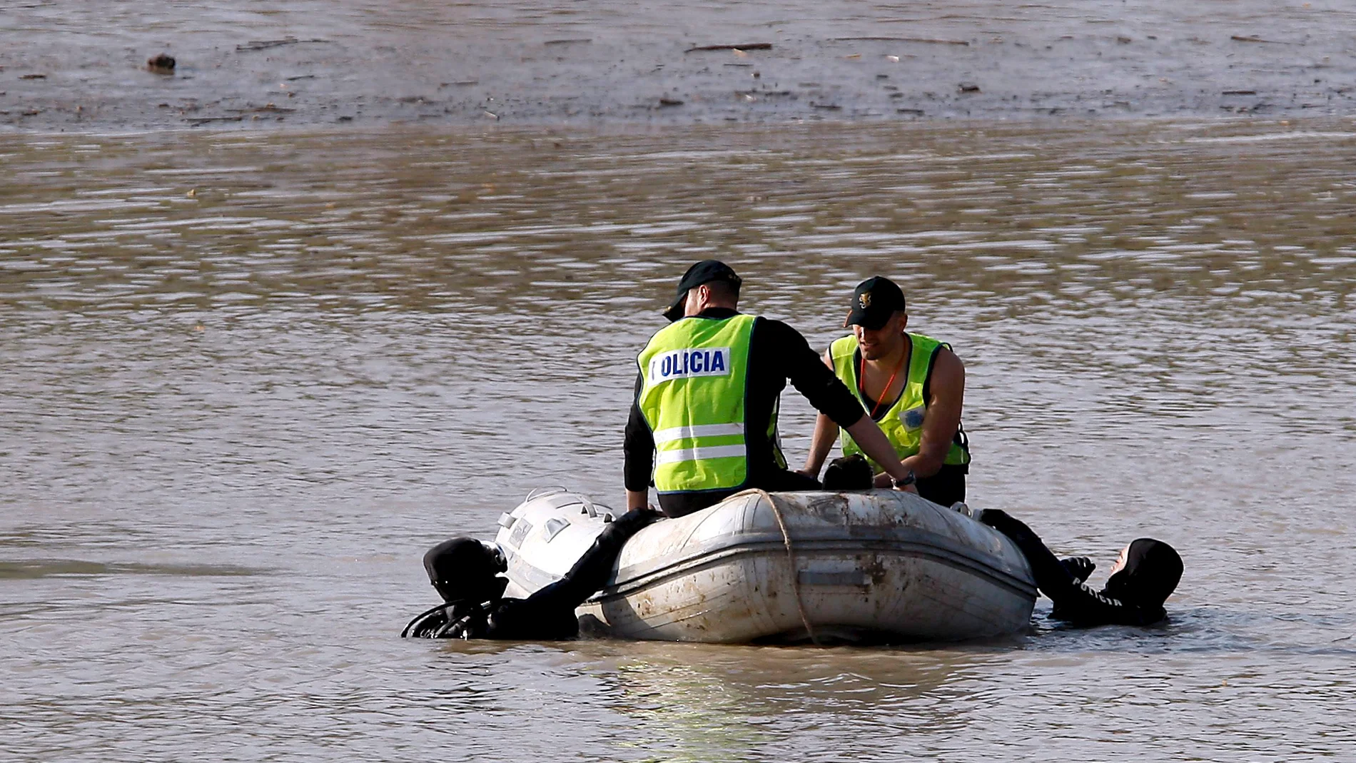 Buzos del equipos de rescate de la Policía buscan el cadáver de Marta del Castillo en el río Guadalquivir Buzos del equipos de rescate de la Policía buscan el cadáver de Marta del Castillo en el río Guadalquivir