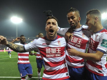 Mehdi Carcela-González celebra un gol con sus compañeros