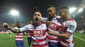 Mehdi Carcela-González celebra un gol con sus compañeros