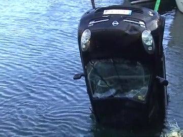 Frame 41.335176 de: Muere un hombre al caer su coche al mar en el puerto coruñés de Muros Frame 41.335176 de: Muere un hombre al caer su coche al mar en el puerto coruñés de Muros