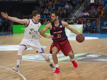 Stratos Perperoglou trata de iniciar una jugada para el Barcelona Stratos Perperoglou trata de iniciar una jugada para el Barcelona