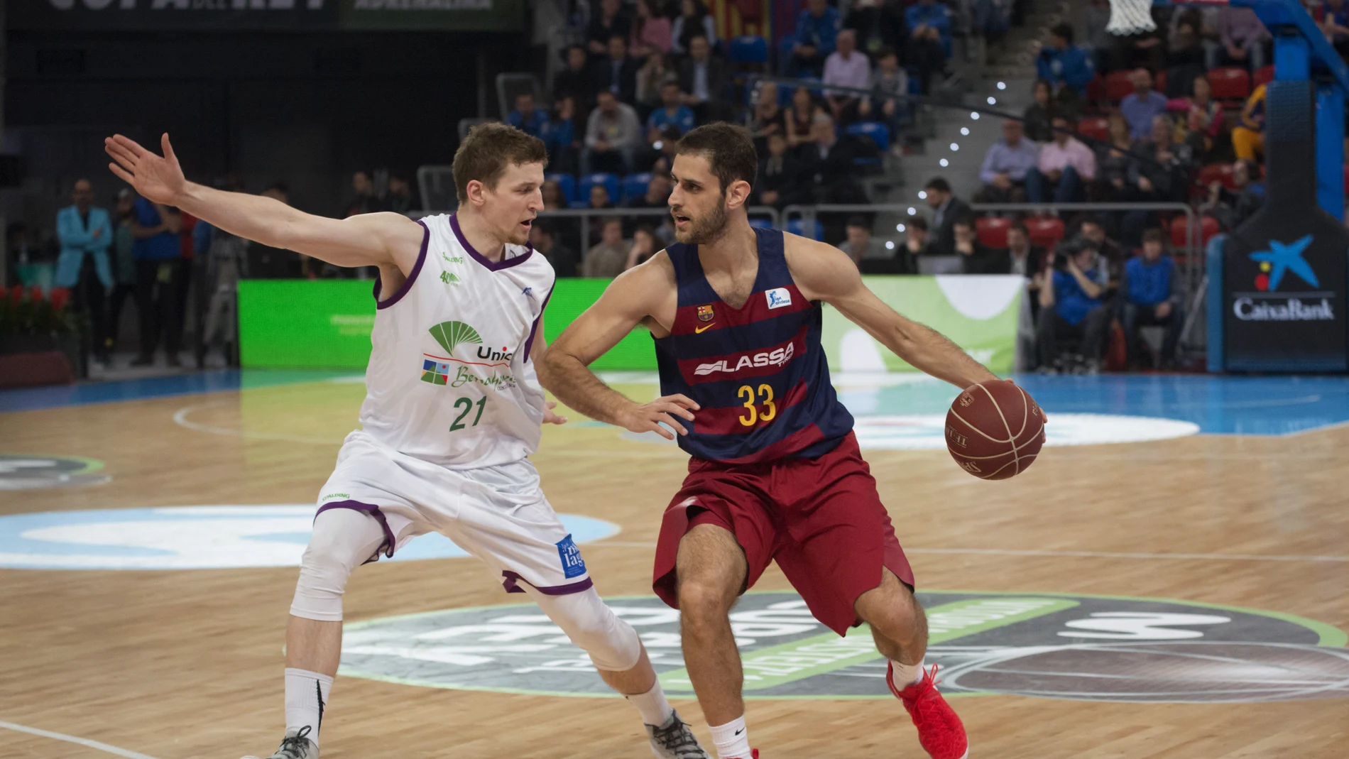 Stratos Perperoglou trata de iniciar una jugada para el Barcelona Stratos Perperoglou trata de iniciar una jugada para el Barcelona