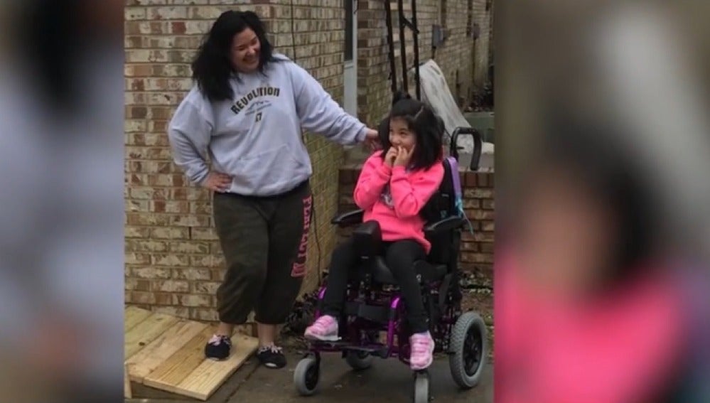 La pequeña, en silla de ruedas, ya tiene rampa en su casa