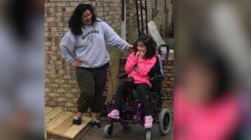 La pequeña, en silla de ruedas, ya tiene rampa en su casa