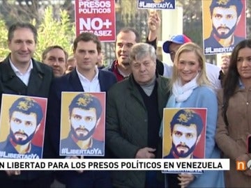 Frame 12.907136 de: Decenas de personas acuden a la concentración por la libertad de los presos políticos convocada por el partido de Leopoldo López en Madrid