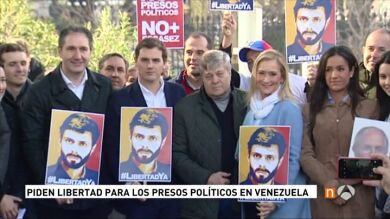 Decenas de personas acuden a la concentración por la libertad de los presos políticos convocada por el partido de Leopoldo López 