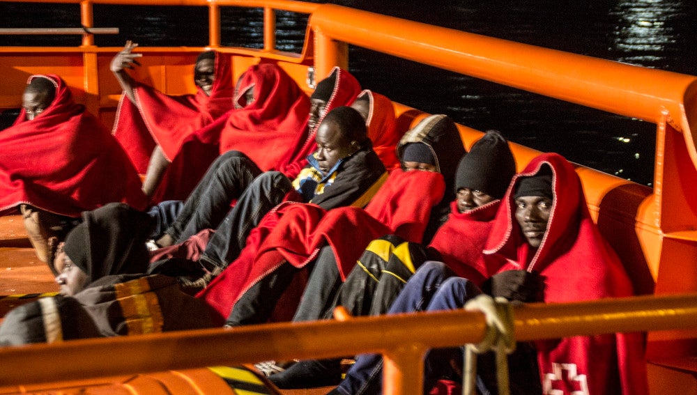 Varios inmigrantes subsaharianos en una embarcación de Salvamento Marítimo