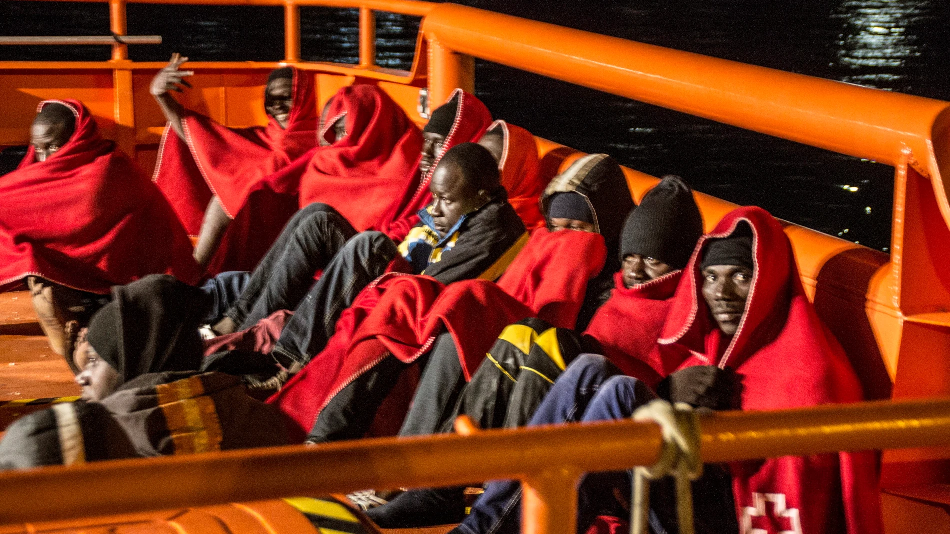 Varios inmigrantes subsaharianos en una embarcación de Salvamento Marítimo Varios inmigrantes subsaharianos en una embarcación de Salvamento Marítimo