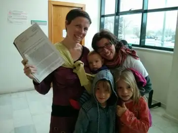 Dos madres consiguen inscribir a su hija a nombre de ambas Dos madres consiguen inscribir a su hija a nombre de ambas