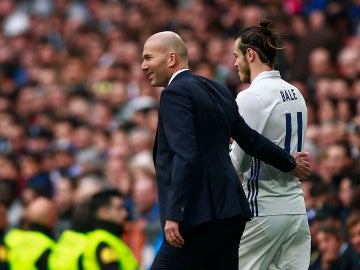 Zidane conversa con Bale antes de que el galés salte al campo