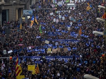  Miles de personas asisten en Barcelona a una manifestación para acoger refugiados 