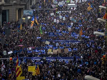 Miles de personas asisten en Barcelona a una manifestación para acoger refugiados Miles de personas asisten en Barcelona a una manifestación para acoger refugiados