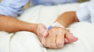 Una pareja de ancianos de la mano