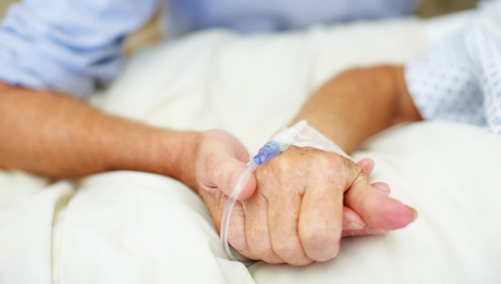 Una pareja de ancianos de la mano